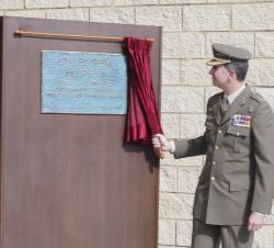 Su Majestad el Rey descubre una placa conmemorativa de su visita