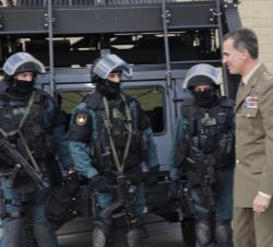 Su Majestad el Rey conversa con los integrantes de la Unidad Especial de Intervención