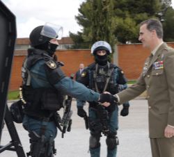 Don Felipe recibe el saludo de un integrante de la Unidad Especial de Intervención 