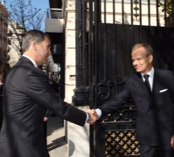 Sus Majestades los Reyes a su llegada a la embajada del Reino de Bélgica