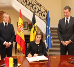 Su Majestad la Reina firma en el libro de condolencias
