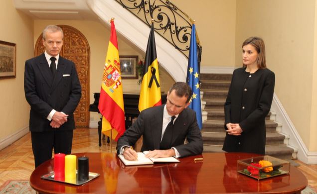 Su Majestad el Rey firma en el libro de condolencias