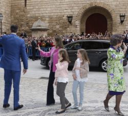Los Reyes, sus hijas, la Princesa de Asturias y la Infanta Doña Sofía, y la Reina Doña Sofía, a su llegada a la Catedral, agradecen el cariño de los c