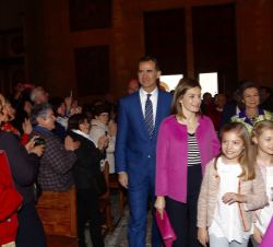 Los Reyes, sus hijas y Doña Sofía, a su entrada en la interior de la Catedral de Mallorca.