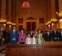 Sus Majestades los Reyes, con sus hijas, Su Alteza Real la Princesa de Asturias y Su Alteza Real la Infanta Doña Sofía, y Su Majestad la Reina Doña So