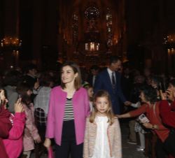 Los Reyes y sus hijas saludan a los asistentes a la Misa al abandonar el templo una vez finalizado el oficio religioso
