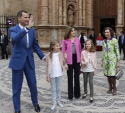 Los Reyes, sus hijas y la Reina Doña Sofía saludan al público congregado en el exterior de la Catedral al finalizar la Misa