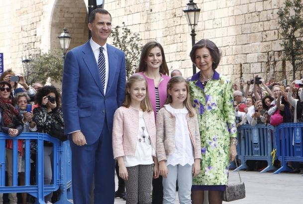Sus Majestades los Reyes, con sus hijas, Su Alteza Real la Princesa de Asturias y Su Alteza Real la Infanta Doña Sofía, y Su Majestad la Reina Doña So