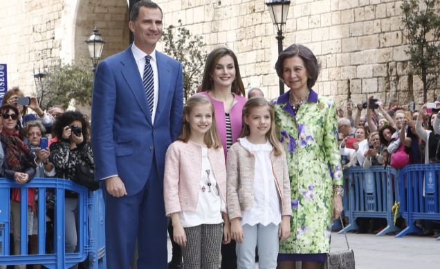 Sus Majestades los Reyes, con sus hijas, Su Alteza Real la Princesa de Asturias y Su Alteza Real la Infanta Doña Sofía, y Su Majestad la Reina Doña So
