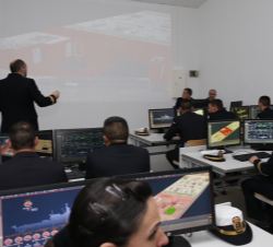 Su Majestad el Rey en una de las aulas de Escuela de Especialidades 