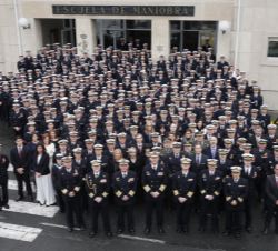 Fotografía de grupo de Su Majestad el Rey con los mandos y alumnos de la Escuela de Especialidades Fundamentales de la Estación Naval de la Graña