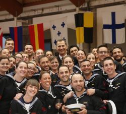 Fotografía de grupo de Su Majestad el Rey con alumnos de la Escuela de Especialidades Fundamentales de la Estación Naval de la Graña
