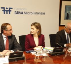 Doña Letizia conversa con el ministro de Sanidad, Servicios Sociales e Igualdad en funciones, junto al presidente del BBVA, durante la reunión de trab
