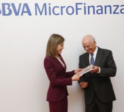El presidente del BBVA, Francisco González, entrega un ejemplar de la Memoria de la Fundación Microfinanzas BBVA a Su Majestad la Reina.