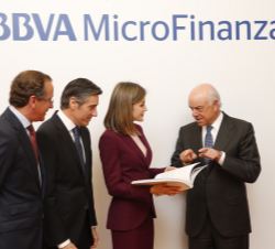 Doña Letizia, con la Memoria de la Fundación, conversa con el presidente del BBVA, junto al ministro de Sanidad, Servicios Sociales e Igualdad en func