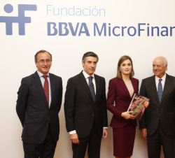 Doña Letizia, el ministro de Sanidad, Servicios Sociales e Igualdad en funciones, el presidente del BBVA y el director general de la Fundación, durant