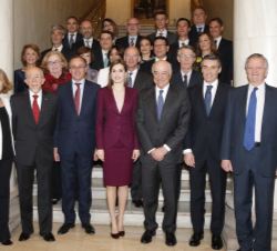Su Majestad la Reina, con los miembros del Patronato de la Fundación, el Comité de Dirección y los representantes de las entidades de la Fundación en 