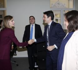 Doña Letizia saluda a los trabajadores de la Fundación Microfinanzas BBVA durante su recorrido por las instalaciones.