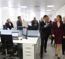 Su Majestad la Reina conversa con el director general de la Fundación Microfinanzas BBVA, Javier Flores, durante su recorrido por las instalaciones.
