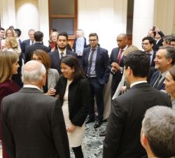 Doña Letizia conversa con los trabajadores de la la Fundación Microfinanzas BBVA.