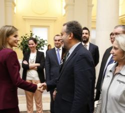 Doña Letizia conversa con los trabajadores de la la Fundación Microfinanzas BBVA.