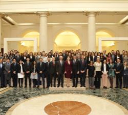 Fotografía de grupo con los trabajadores de la la Fundación Microfinanzas BBVA.