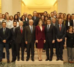 Fotografía de grupo con los trabajadores de la la Fundación Microfinanzas BBVA.