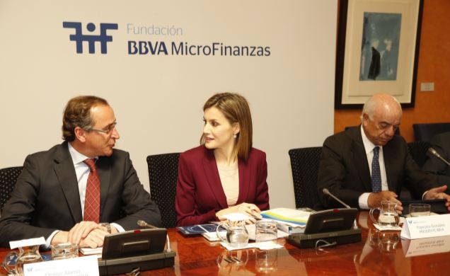 Doña Letizia conversa con el ministro de Sanidad, Servicios Sociales e Igualdad en funciones, junto al presidente del BBVA, durante la reunión de trab
