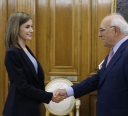 Su Majestad la Reina recibe el saludo del presidente de la Fundación de Ayuda contra la Drogadicción (FAD), Ignacio Bayón Mariné