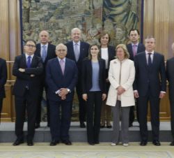 Su Majestad la Reina junto los representantes del proyecto "Comunicación publicitaria y educación en valores", organizado por la Fundación d