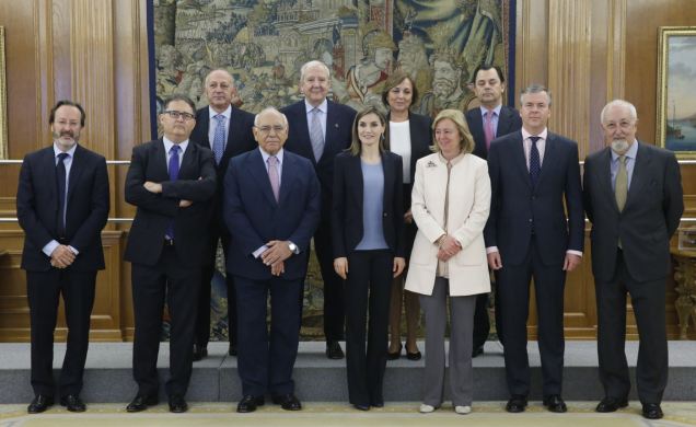 Su Majestad la Reina junto los representantes del proyecto "Comunicación publicitaria y educación en valores", organizado por la Fundación de Ayuda co
