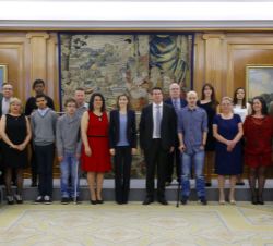 Su Majestad la Reina junto a los representantes de la Asociación Española Contra la Leucodistrofia-ELA España
