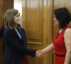 Su Majestad la Reina recibe el saludo de la vicepresidenta de ELA España, Carmen Sever Bermejo