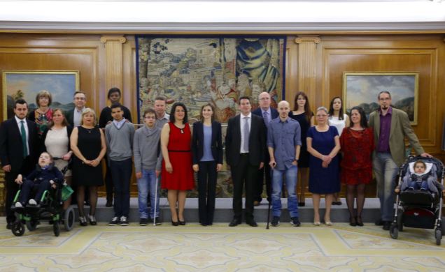 Su Majestad la Reina junto a los representantes de la Asociación Española Contra la Leucodistrofia-ELA España