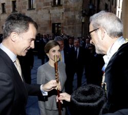 Su Majestad el Rey en presencia de Su Majestad la Reina recibe a su llegada al Rectorado de la Universidad de Salamanca, el bastón rectoral de manos d