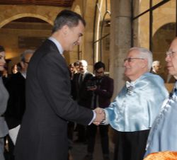 Su Majestad el Rey recibe el saludo del director del Instituto Cervantes y doctorando Honoris Causa, Víctor García de la Concha