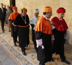 Sus Majestades los Reyes  en el cortejo academico que estuvo formado por 120 doctores
