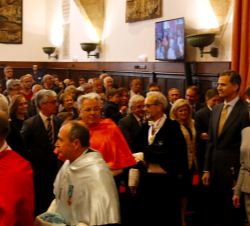 Sus Majestades los Reyes entran en el Paraninfo de la Universidad