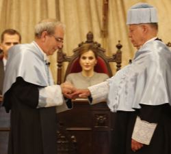 Entrega del anillo a José Narro durante la ceremonia de investidura como doctorado Honoris Causa
