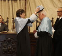 Entrega del birrete a Víctor García de la Concha durante la ceremonia de investidura como doctorado Honoris Causa