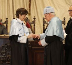 Entrega del anillo a Víctor García de la Concha durante la ceremonia de investidura como doctorado Honoris Causa