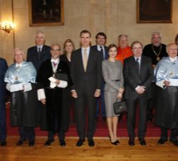Sus Majestades los Reyes con los nuevos doctores y las autoridades asistentes a la ceremonia de investidura