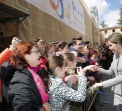Su Majestad la Reina saluda a las personas presentes en el exterior del Paraninfo de las Escuelas Mayores de la Universidad de Salamanca