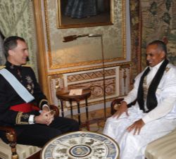 Don Felipe conversa tras la entrega de la Carta Credencial con el embajador de la República Islámica de Mauritania, Sidi Ali Sidi Ali