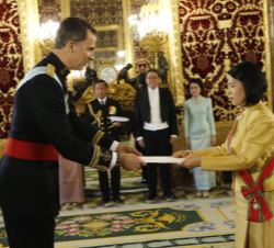 Su Majestad el Rey recibe la Carta Credencial de la embajadora del Reino de Tailandia, Rattikul Chansuriya