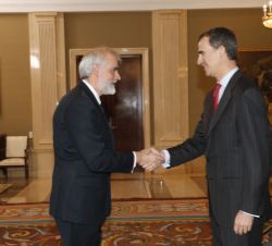 Su Majestad el Rey recibe el saludo del Rector de la Universidad Pontifica de Comillas, Julio L. Martínez Martínez