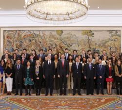 Don Felipe junto a los alumnos, los profesores y el personal docente del programa "Inside 2015"