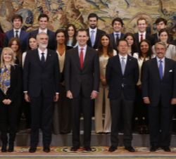 Don Felipe junto a los alumnos, los profesores y el personal docente del programa "Inside 2015"