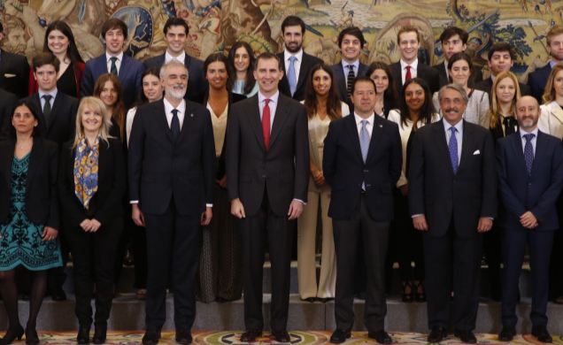Don Felipe junto a los alumnos, los profesores y el personal docente del programa "Inside 2015"