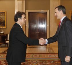 Su Majestad el Rey recibe el saludo del director de la Real Academia de Extremadura de las Letras y las Artes, Francisco J. Pizarro Gómez